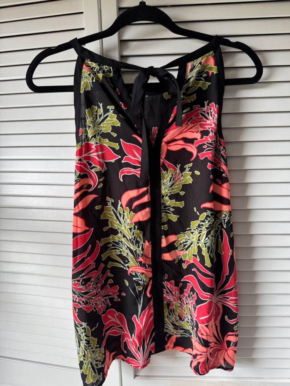 Vince Camuto Black Sleeveless Tank with Coral and Olive Floral Print - Picture 3 of 4